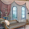 Ансамбль в спальню с декоративным покрывалом и балдахином над кроватью