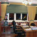 Шторы в кабинет с двухцветным жестким ламбрекеном геометрической формы с функциональными римскими шторами и декоративными шторами на подхватах