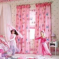 Шторы в детскую для девочки из натуральной ткани, выполненные в одном стиле и цветовой гамме с покрывалом. Шторы на завязках. Римская штора декорирована по низу рюшем.